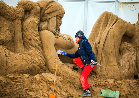 © picturedesk.com/dpa/Jens Büttner Künstler fertigt eine Figur aus Sand an