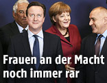 Die deutsche Bundeskanzlerin Angela Merkel (CD) umringt von männlichen Staatsoberhäuptern