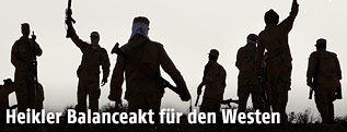 Silhouetten von mehreren Kämpfern