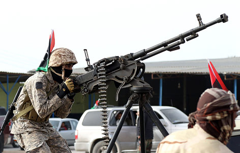 © APA/AFP/Mahmud Turkia Soldat an einem Maschinengewehr