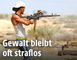 Junger Kämpfer mit Maschinengewehr