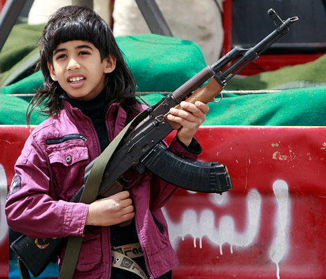 © Reuters/Amr Dalsh Junger Bub mit einem Maschinengewehr