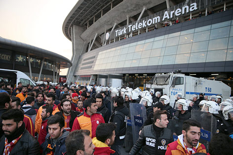 © AP Entäuschte Fans beim Istanbul-Derby