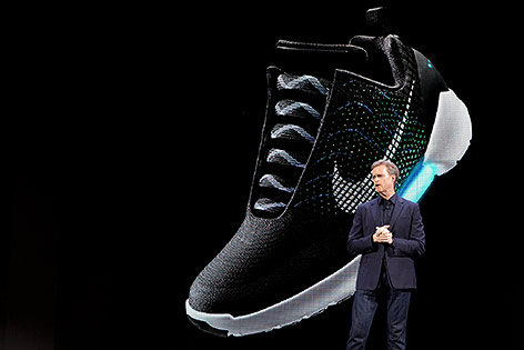 © AP/Mary Altaffer Nike CEO Mark Parker vor dem Bild eines Nike HyperAdapt 1.0