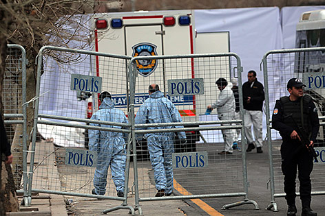 © APA/AP/Burhan Ozbilici Forensiker am Anschlagsort