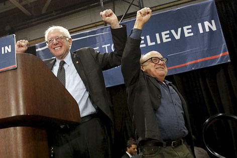 © Reuters/Shannon Stapleton Bernie Sanders und Danny DeVito