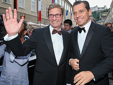 Guido Westerwelle und Michael Mronz vor der Premiere von "Fidelio" bei den Salzburger Festspielen im August 2015