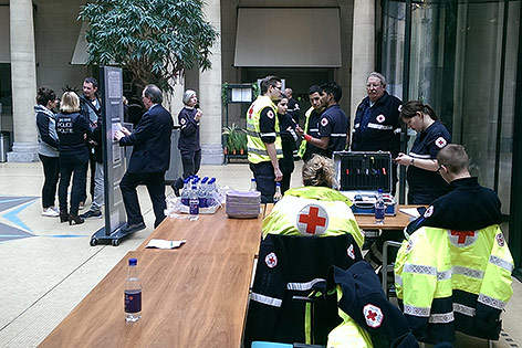 © ORF.at/Sophia Felbermair Rettungskräfte in einer Improvisierten Einsatzzentrale