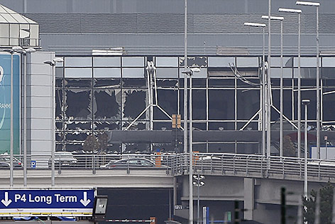© APA/AFP/John Thys Zerborstene Fenster im Flughafen in Brüssel