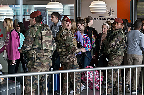 © AP/Michel Euler Französische Soldaten am Flughafen Charles de Gaulle nahe Paris