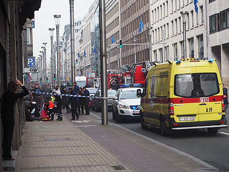© ORF.at/Sophia Felbermair Sanitäter und Rettungswagen vor der Brüsseler U-Bahnstation