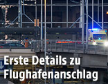 Rettungswagen vor dem Zaventem-Flughafen mit zerborstetenen Scheiben