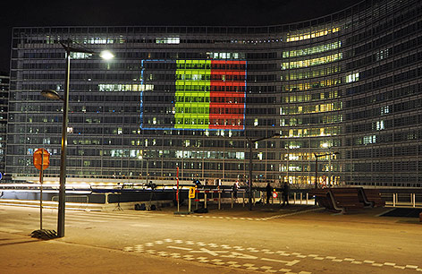 © ORF.at/Sophia Felbermair Belgische Flagge auf EU-Kommissionsgebäude projiziert
