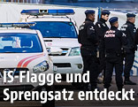 Belgische Polizisten und Einsatzw&auml;gen