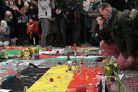 © APA/AFP/Patrik Stollarz Trauernde halten eine Schweigeminute ab