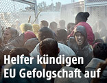 Flüchtlinge drängen in Camp auf Lesbos