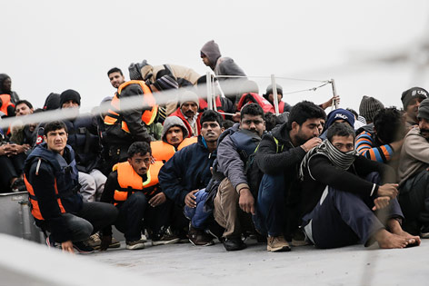 © Reuters/Alkis Konstantinidis Flüchtlinge auf einem Boot der Küstenwache