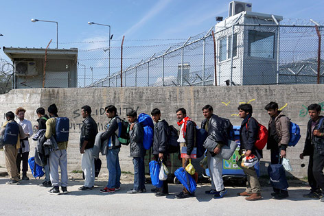 © APA/AFP Flüchtlinge warten vor dem Camp Moria auf Lesbos