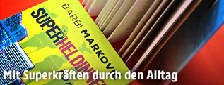 Die beiden Bücher "Barbi Markovic: Superheldinnen" und "Wolfgang Popp: Wüste Welt"