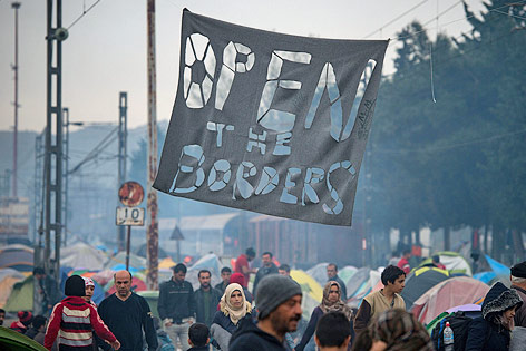 © APA/AFP/Andrej Isakovic Tuch, in dem der Text "Open the Borders" geschnitten ist