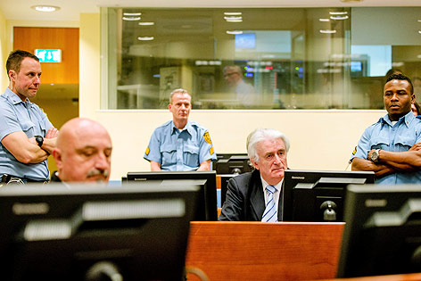 © APA/AP/Robin van Lonkhuijsen Der ehemalige Präsident der bosnischen Serben, Radovan Karadzic, vor dem UNO-Tribunal