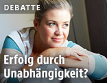 Frau blickt aus dem Fenster