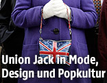Frau hält Union-Jack-Täschchen in der Hand