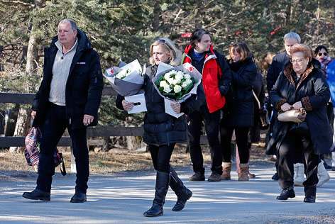 © Reuters/Jean-Paul Pelissier Angehörige der Opfer mit Blumen
