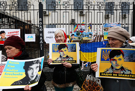 © AP/Sergei Chuzavkov Ukrainische Demonstranten halten Fotos von Sawtschenko in Händen