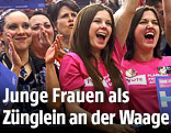 Frauen bei einer Wahlkampfveranstaltung