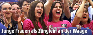 Frauen bei einer Wahlkampfveranstaltung