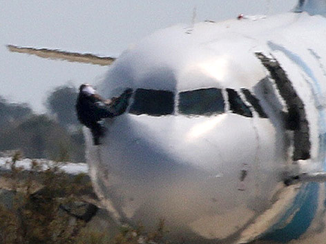 © Reuters/Yiannis Kourtoglou Mann steigt aus Cockpit der entführten Maschine