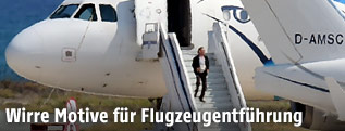 Mutmaßlicher Täter beim Verlassen des Flugzeugs