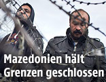 Flüchtlinge hinter dem Grenzzaun