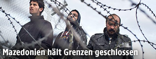 Flüchtlinge hinter dem Grenzzaun