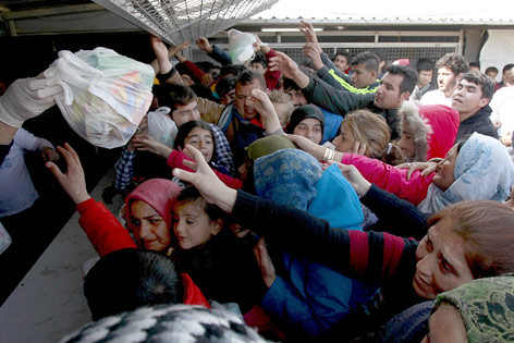 © APA(AP/Boris Grdanoski Verteilung von Hilfsgütern in Flüchtlingscamp