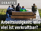 Jugendliche auf einer Parkbank