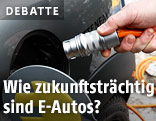 Mann lädt ein E-Auto