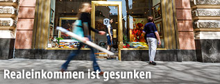 Menschen auf einer Einkaufsstra&szlig;e