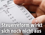 Frau liest Kontoausz&uuml;ge