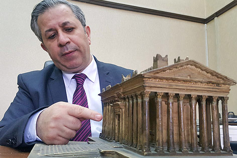 © APA/AFP/Maher Al Mounes Der syrische Antikendirektor Mamun Abdelkarim mit einem Modell des Baal-Tempels von Palmyra