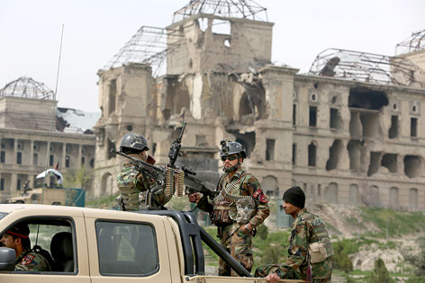 © APA/AP/Rahmat Soldaten vor dem beschädigten Parlament in Kabul