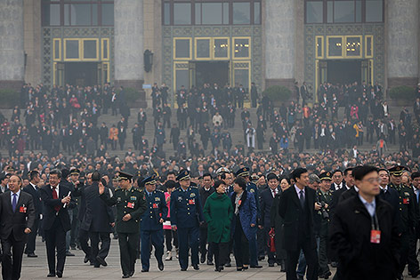 Hunderte Delegierte verlassen die Große Halle des Volkskongress in Peking