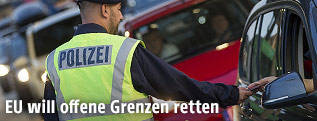 Polizist bei einer Grenzkontrolle