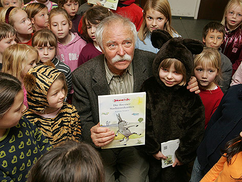 © AP/Joerg Sarbach Janosch mit Kindern, 2004