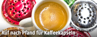 Alte Kaffeekapseln und ein Espresso