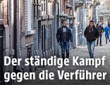 Zwei Jugendliche gehen auf einer Straße in Brüssel