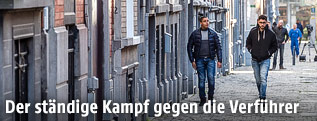 Zwei Jugendliche gehen auf einer Stra&szlig;e in Br&uuml;ssel