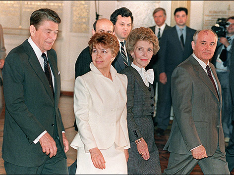 Ronald Reagan, die soviettische First Lady Raisa Gorbachev, US First Lady Nancy Reagan und Michail Gorbatschow