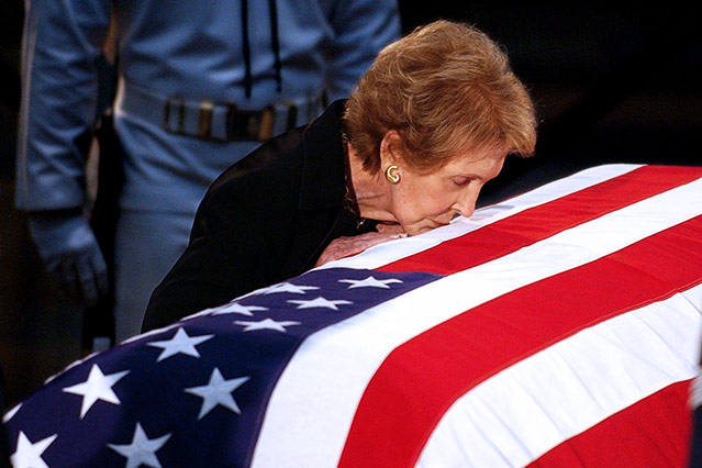 Nancy Reagan beim Begräbnis ihres Mannes